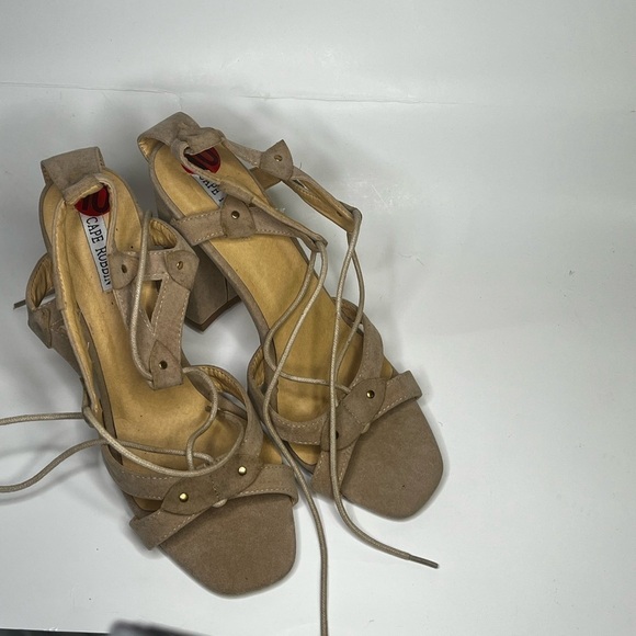 Tan cape robbin heels - Picture 2 of 3
